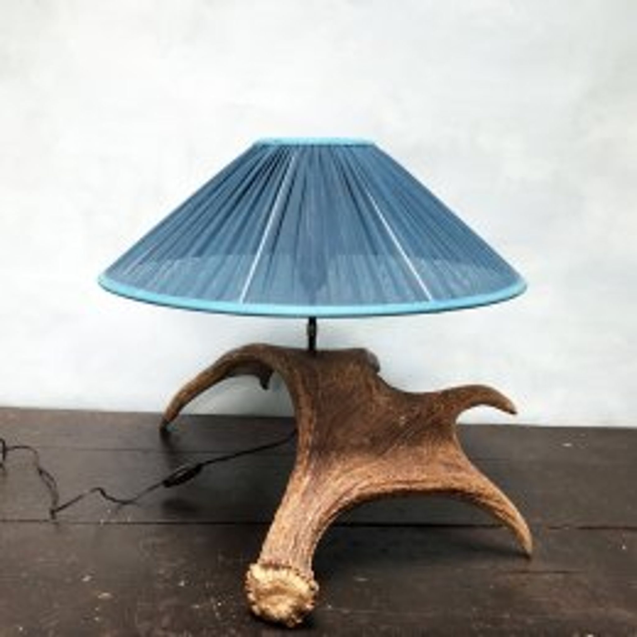 Lampe pied corne d'élan et abat jour de soie