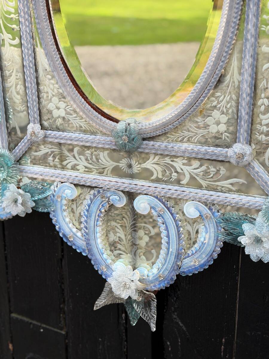 Miroir vénitien en verre de Murano, en camaïeu de bleu, vers 1880