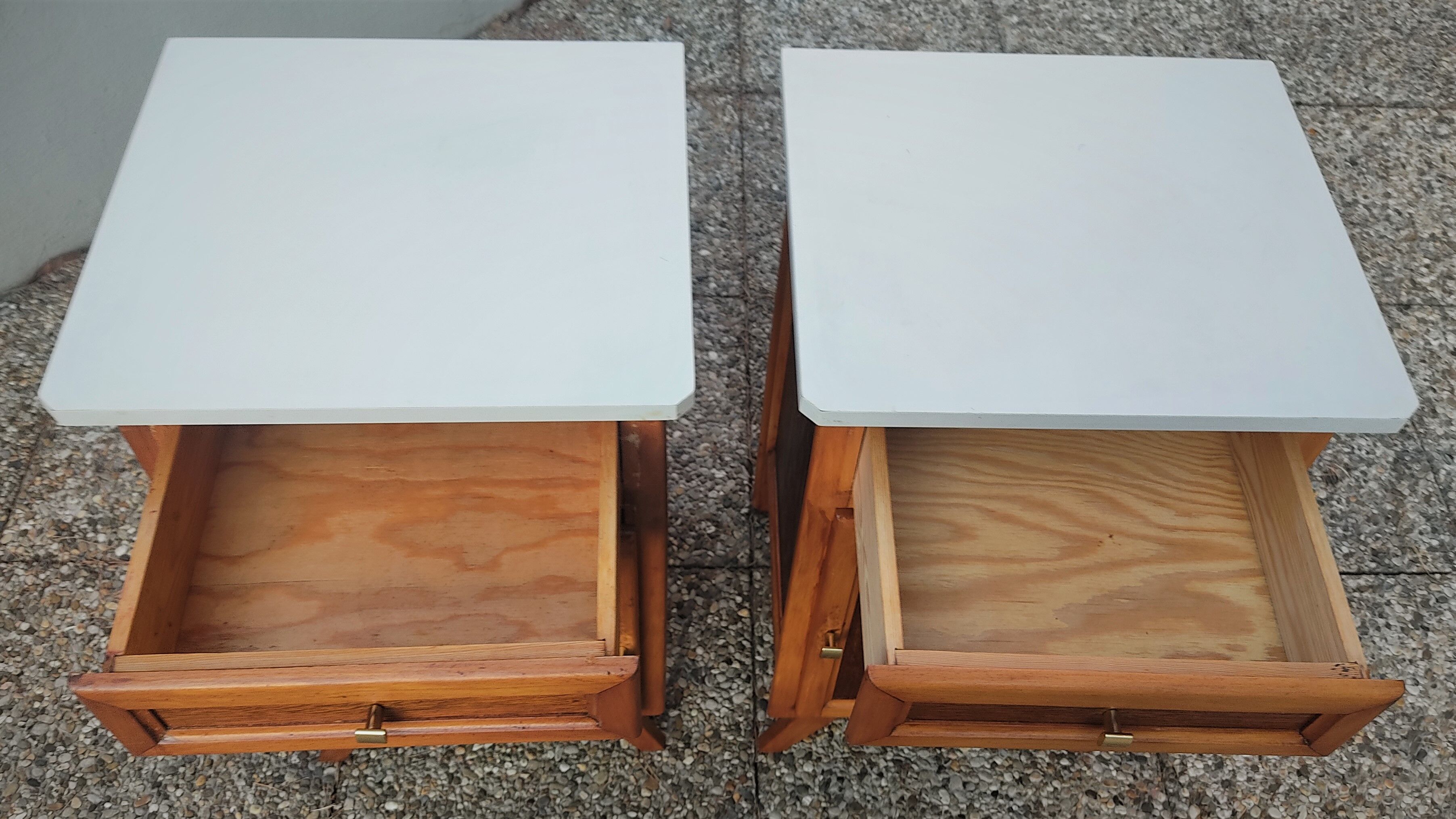 Pair of oak bedside tables, a. 1950; compass base, vintage retro design