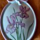 Médaillon Porcelaine Peint Main Fleur Iris.