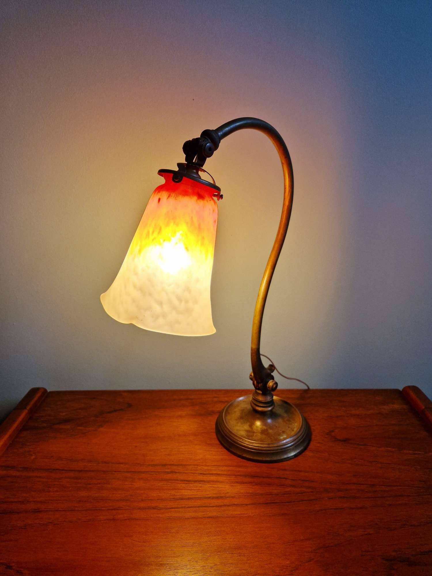 Lampe de bureau art déco en bronze et tulipe signée Schneider, années 1920