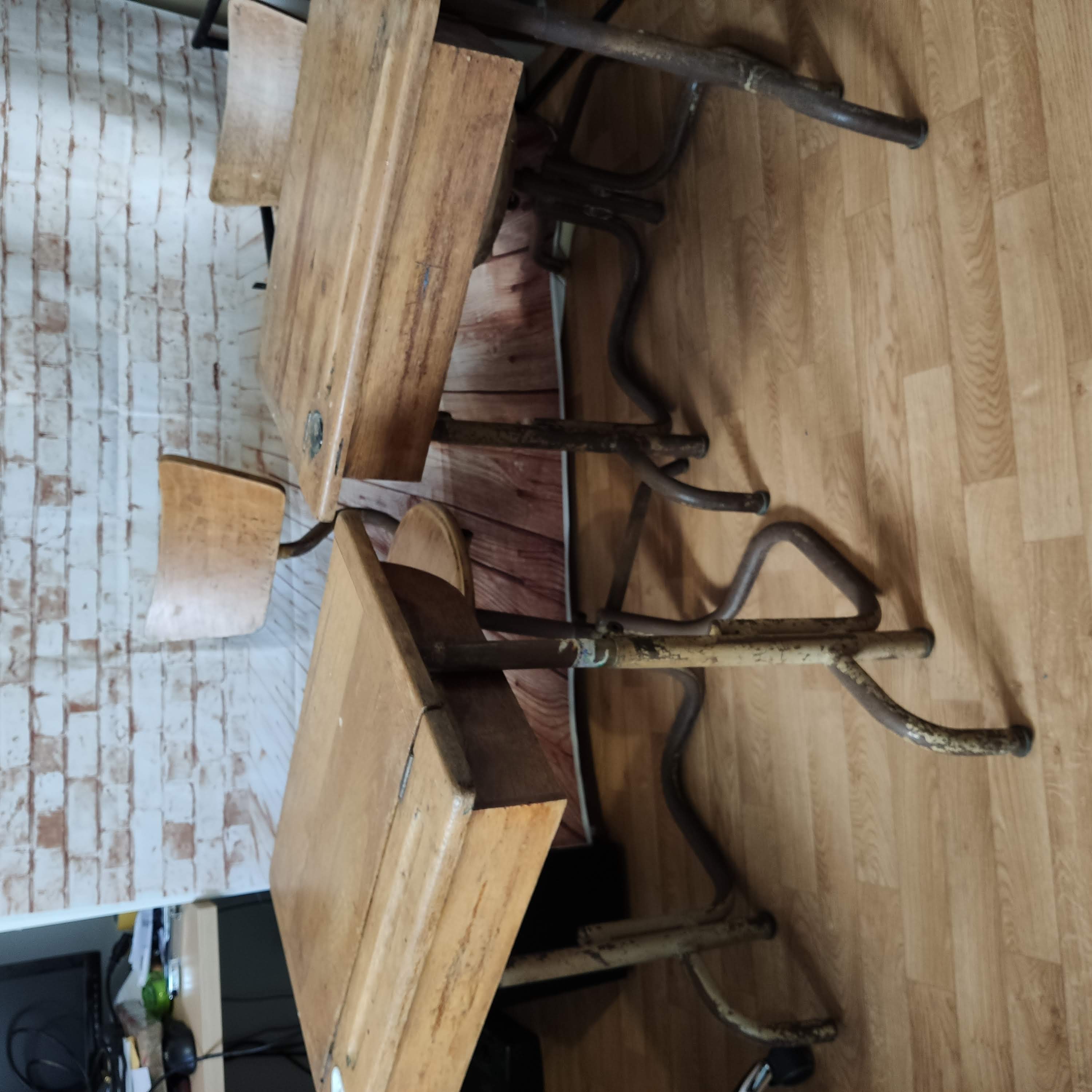 Old and reglable school puputre