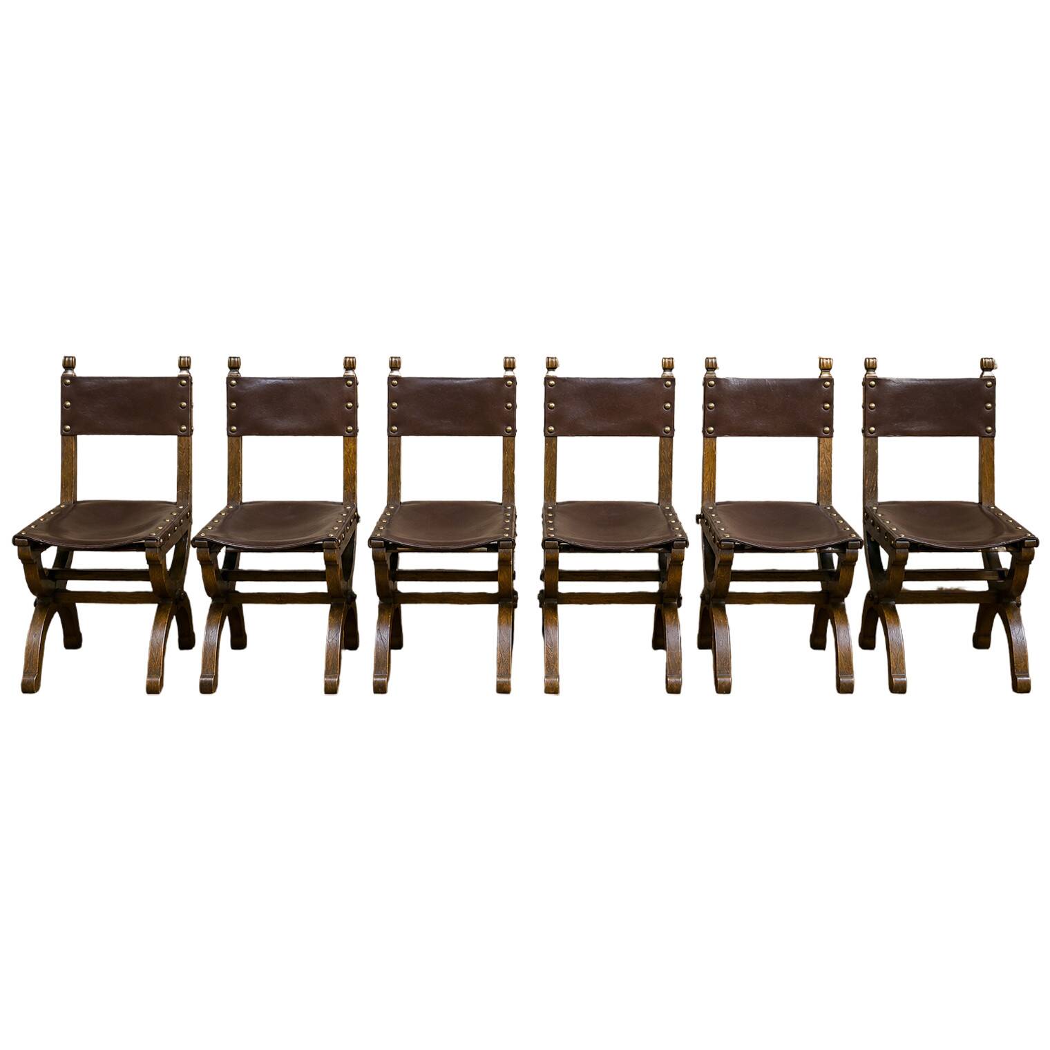 Suite de six chaises de style Renaissance en chêne et cuir