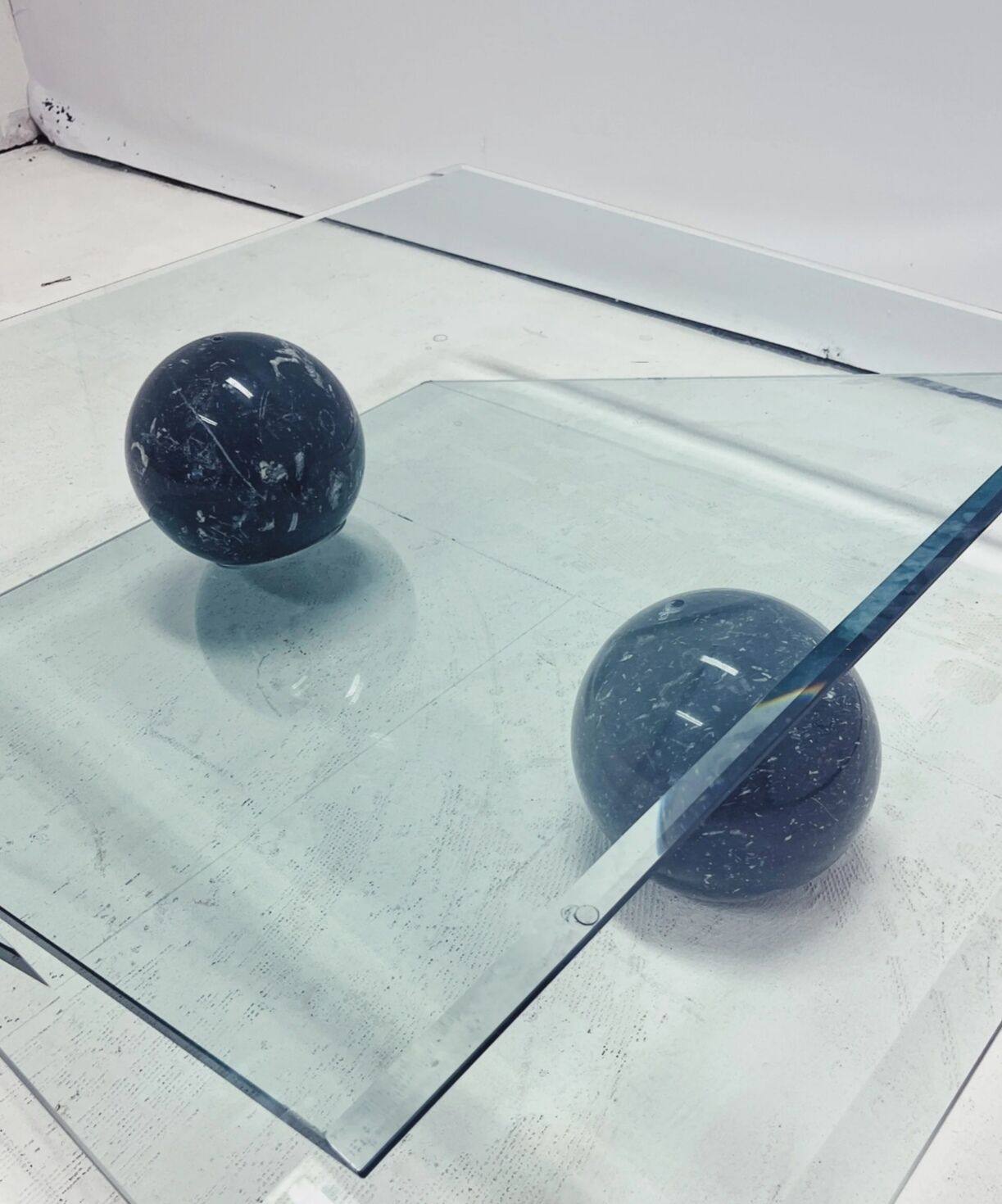 Table basse design sculptural - Marbre noir et verre style années 80