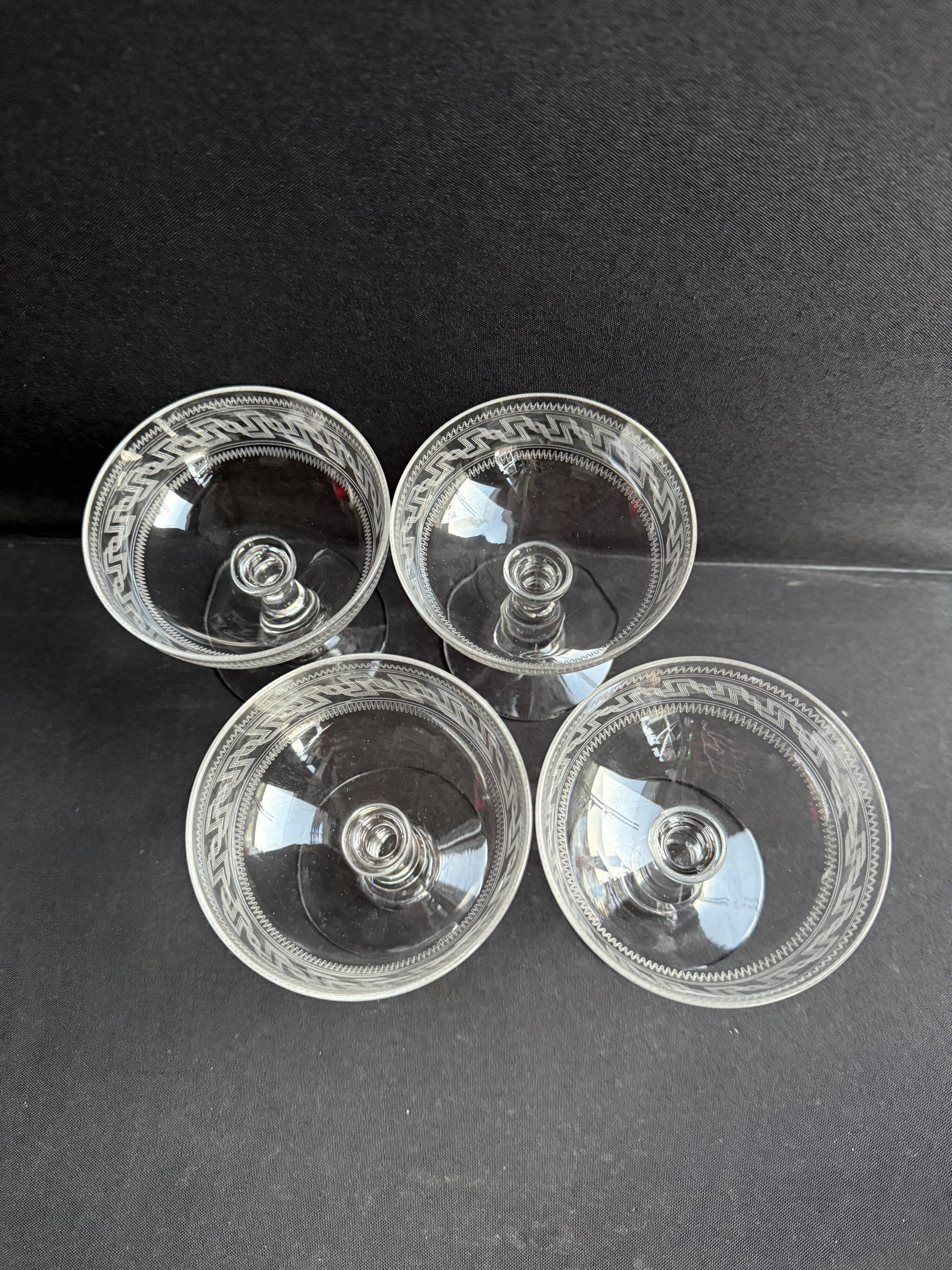 4 coupes à champagne Baccarat gravure Grecque inclinée