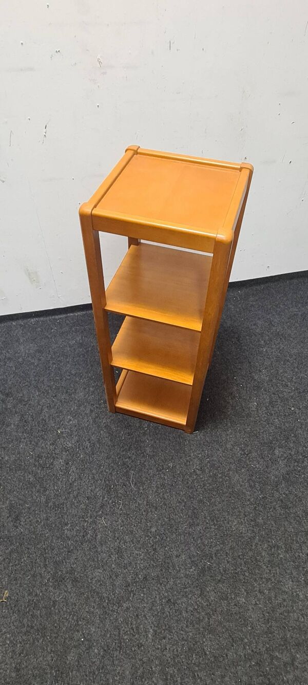 Une étagère ou un porte-livres vintage.