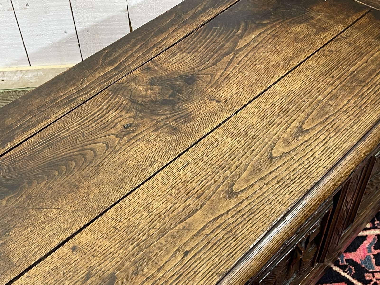 Breton bank chest from the early 20th century in oak and chestnut.