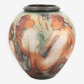 Vase decorated with woman, bathing scene