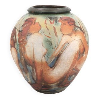 Vase decorated with woman, bathing scene