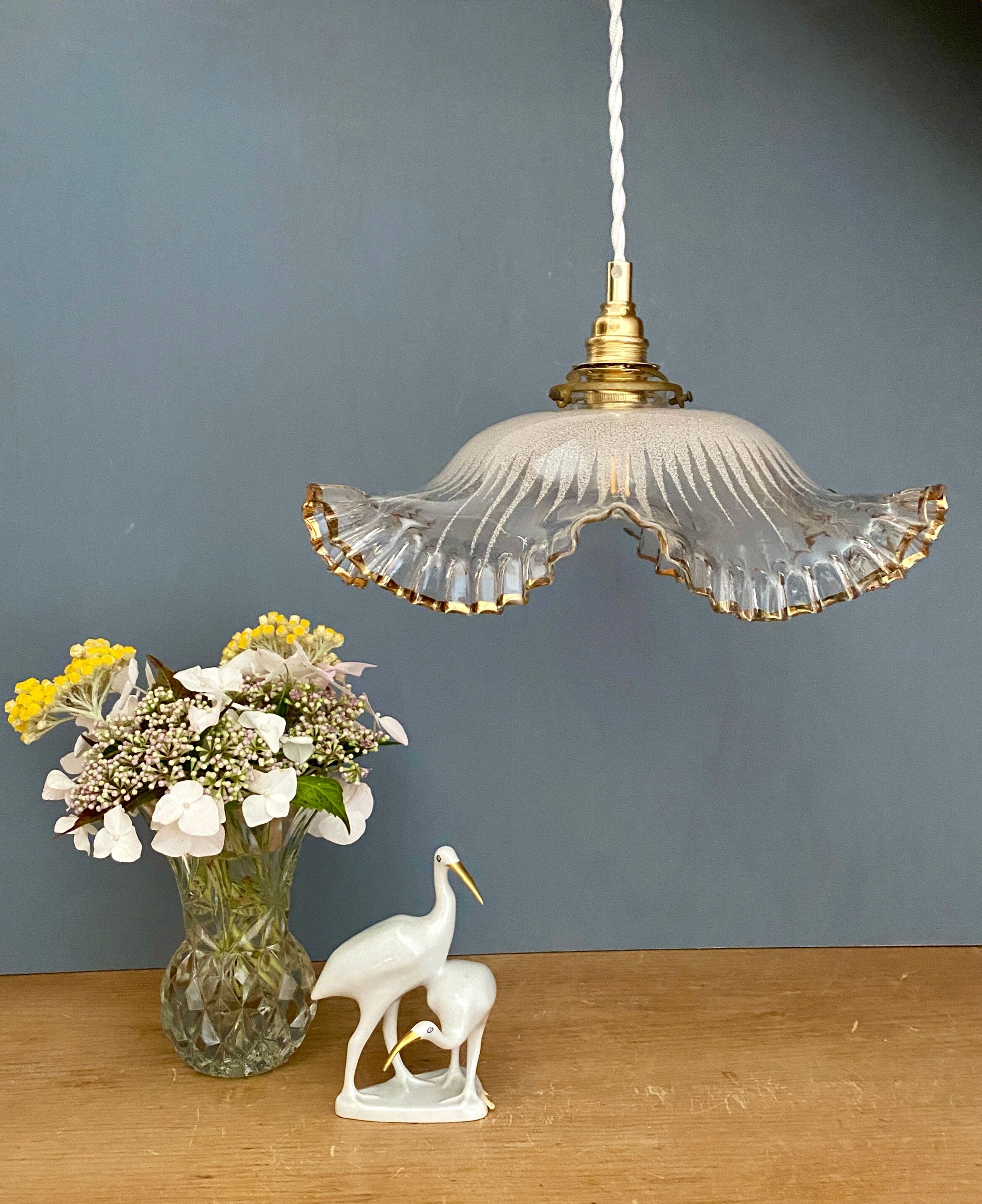 Vintage lampshade pendant lamp in white and gold granite glass