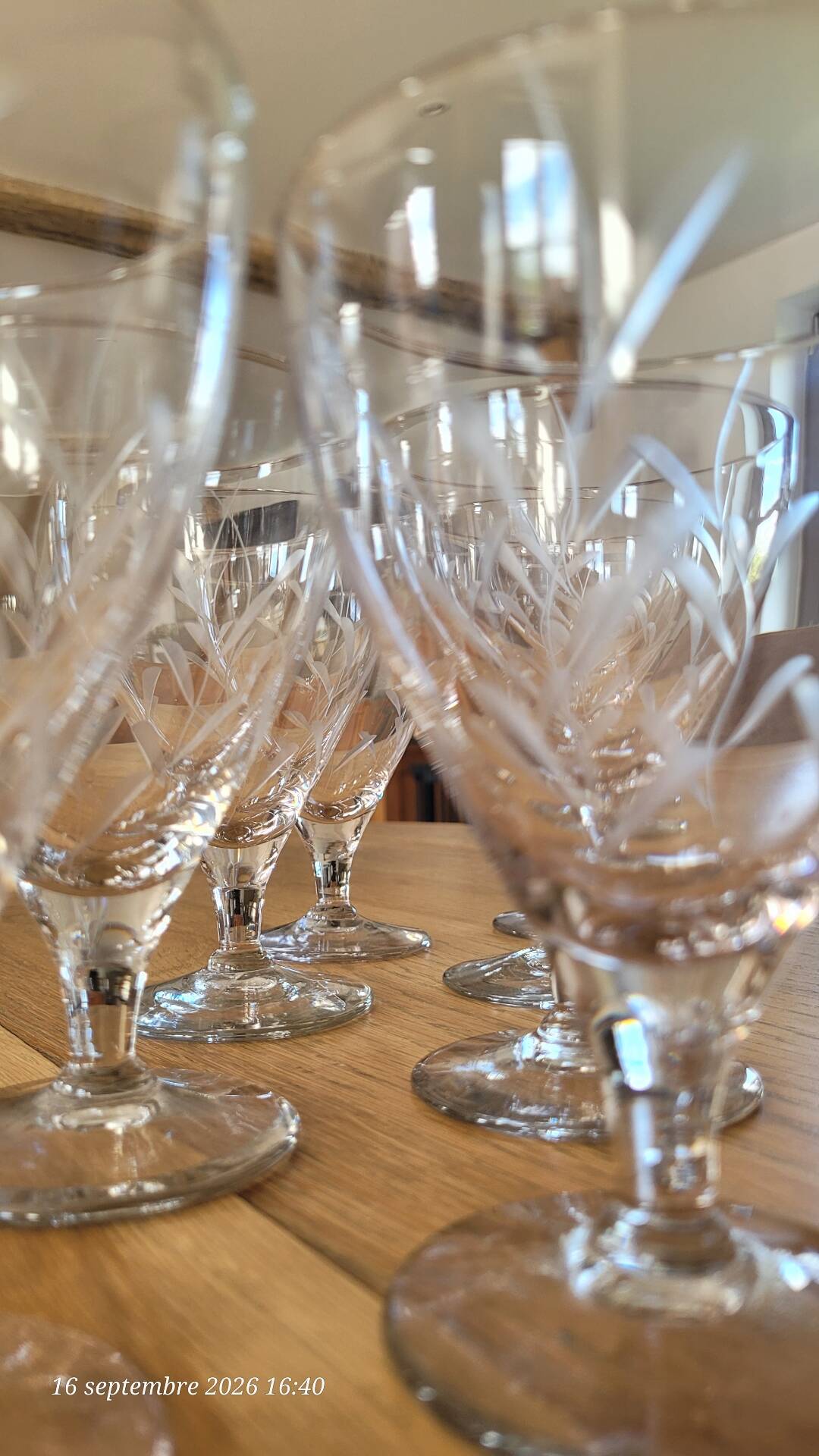 8 verres à pied anciens en verre gravé