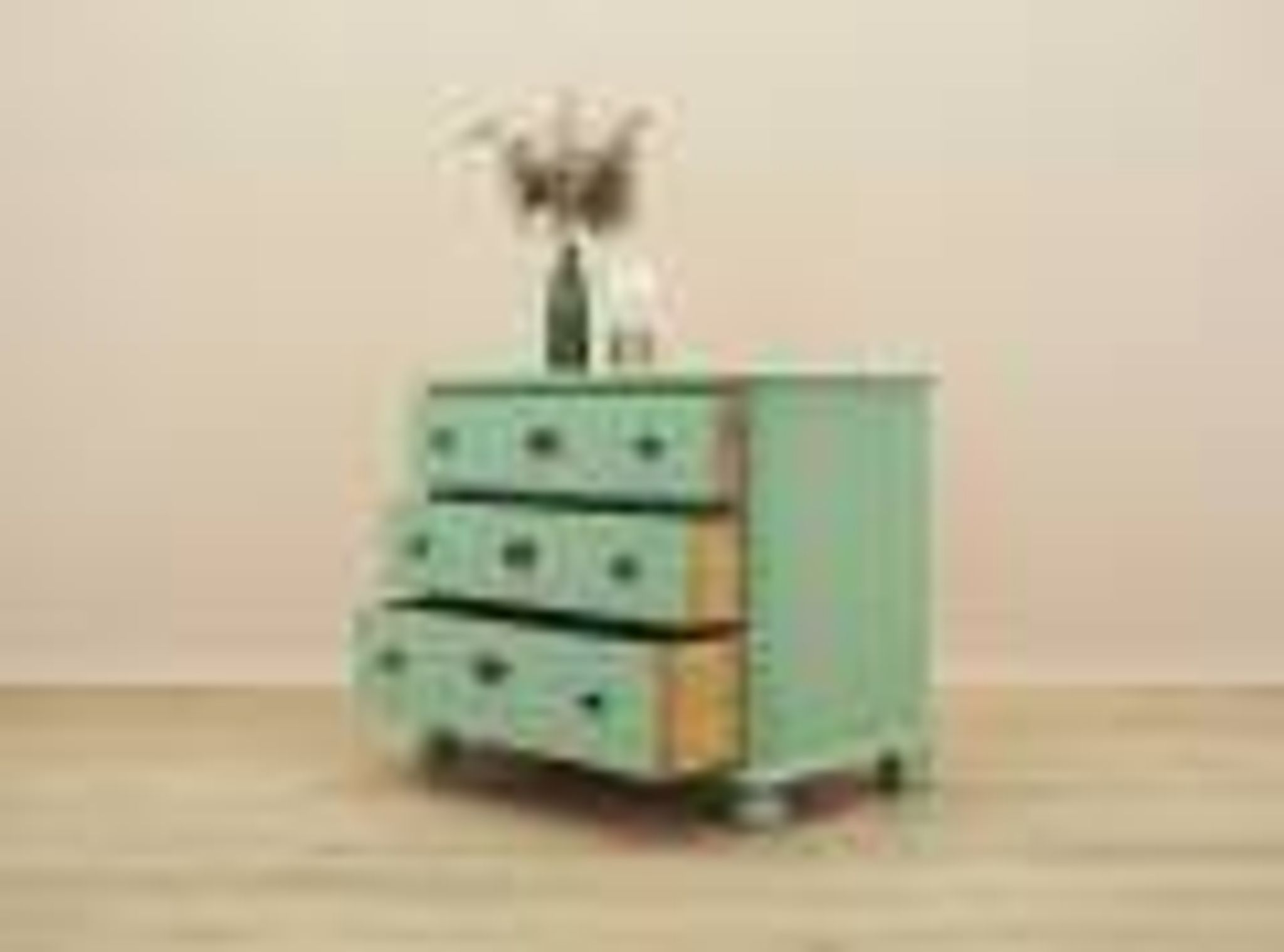 Commode en pin massif peinte en vert, trois tiroirs, Danemark années 1950.