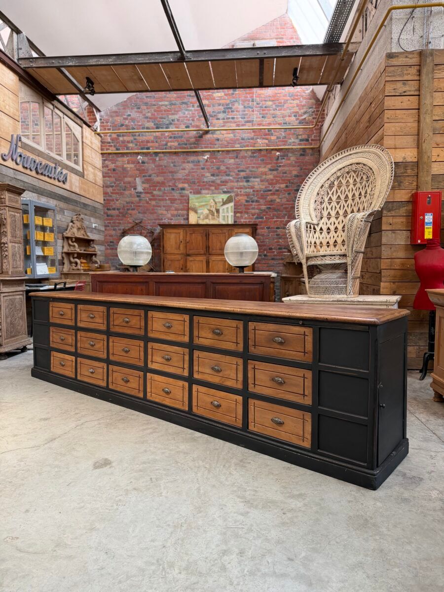 Immense workshop furniture from the early 20th century.
