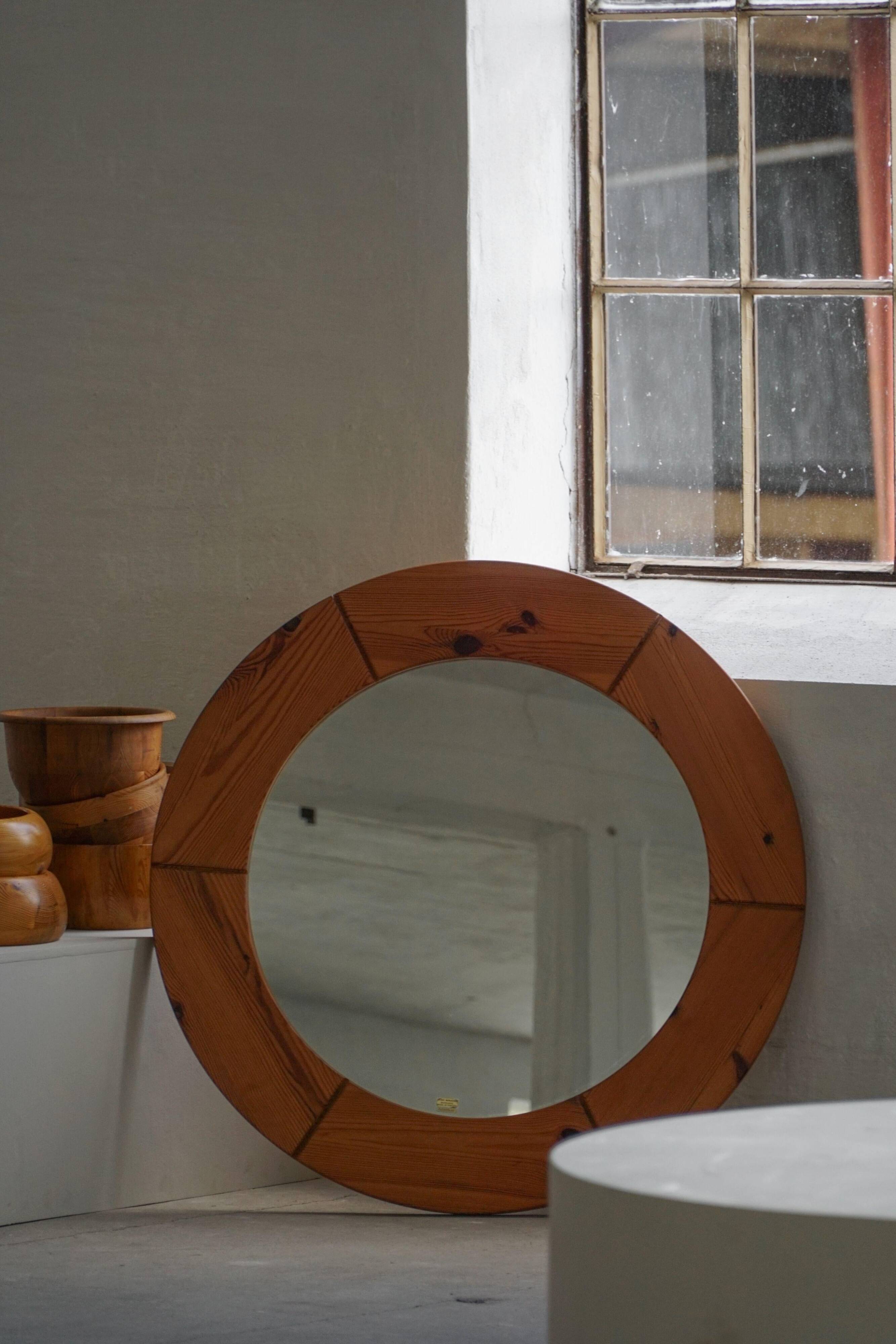 Large round wall mirror in solid pine by Glasmäster Markaryd, Sweden, 1960s.