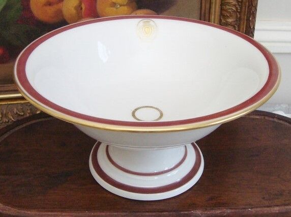 Porcelain standing fruit cup