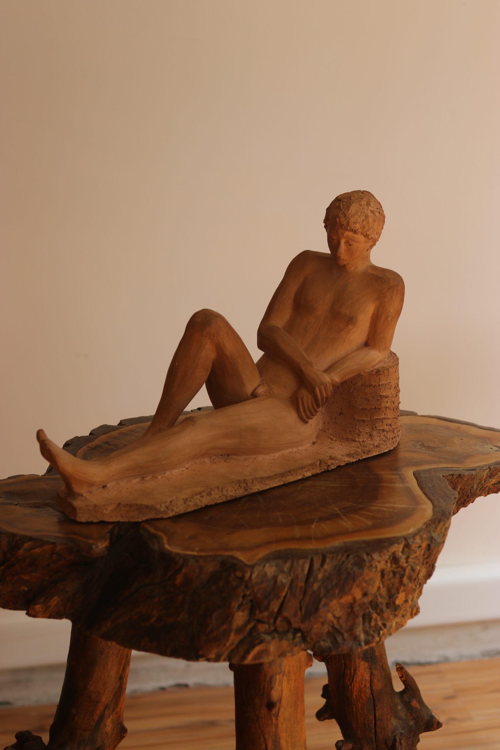 Terre cuite jeune homme nu allongé, 1988