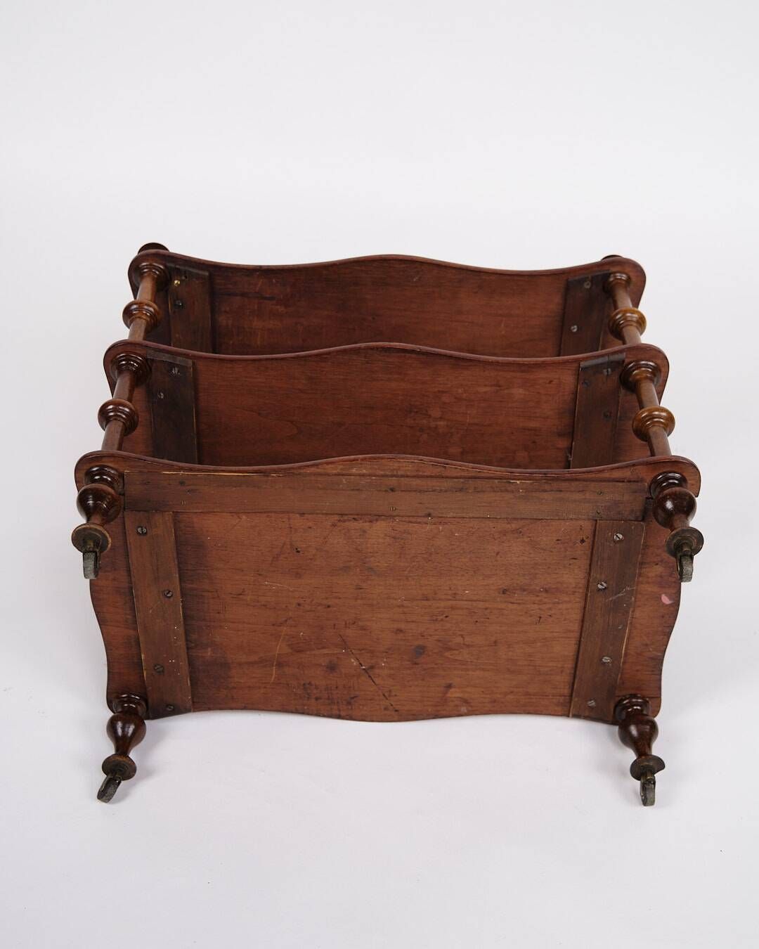 Etagere/shelf with 3 shelves - mahogany - turned columns - wheels - 19th century