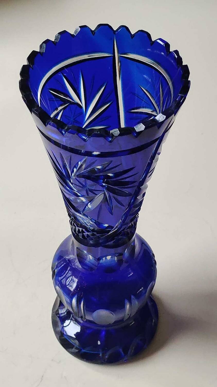 Bohemian cut crystal vase. Notched neck. Sophisticated stars, 26 cm