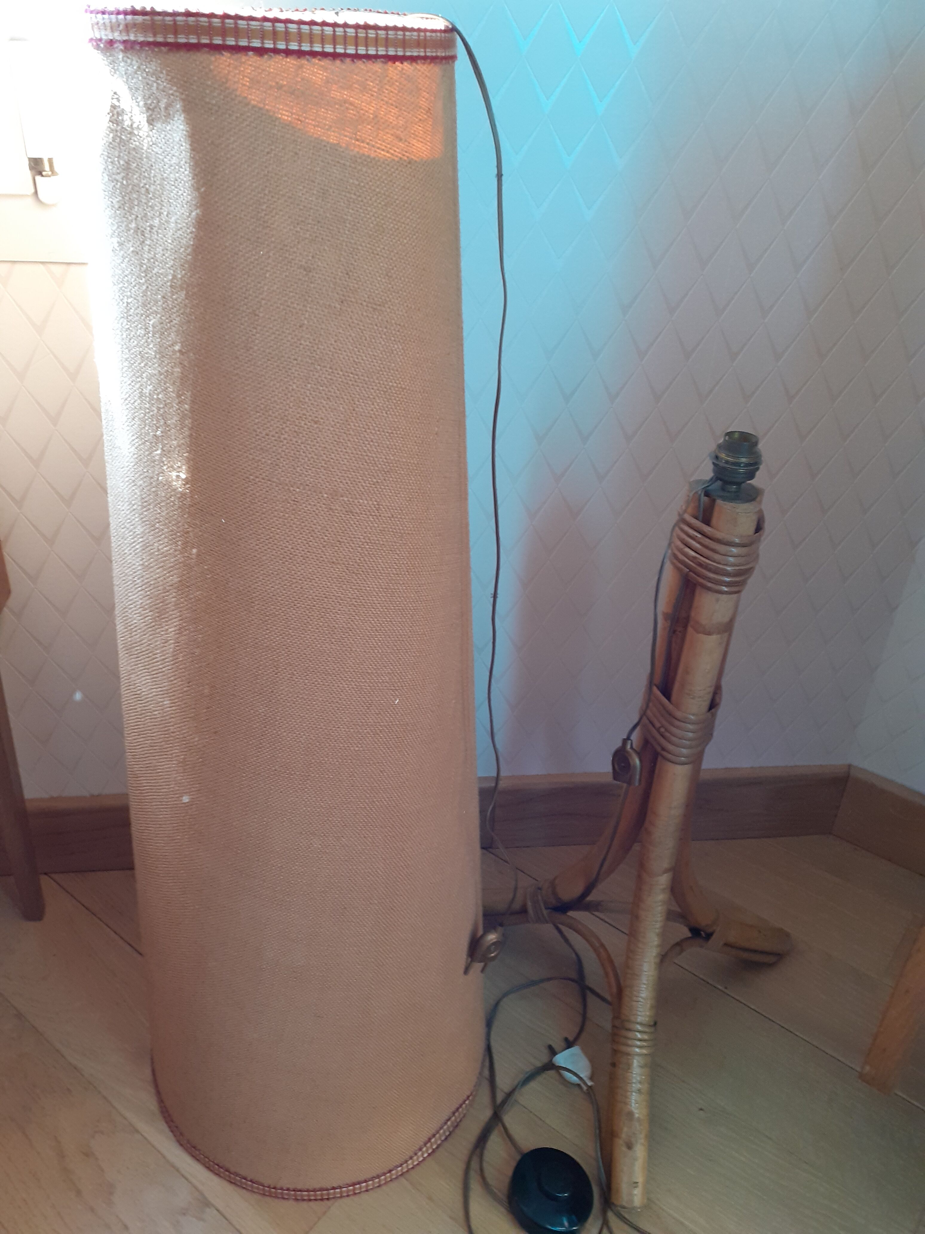 Lampadaire vintage pied en rotin