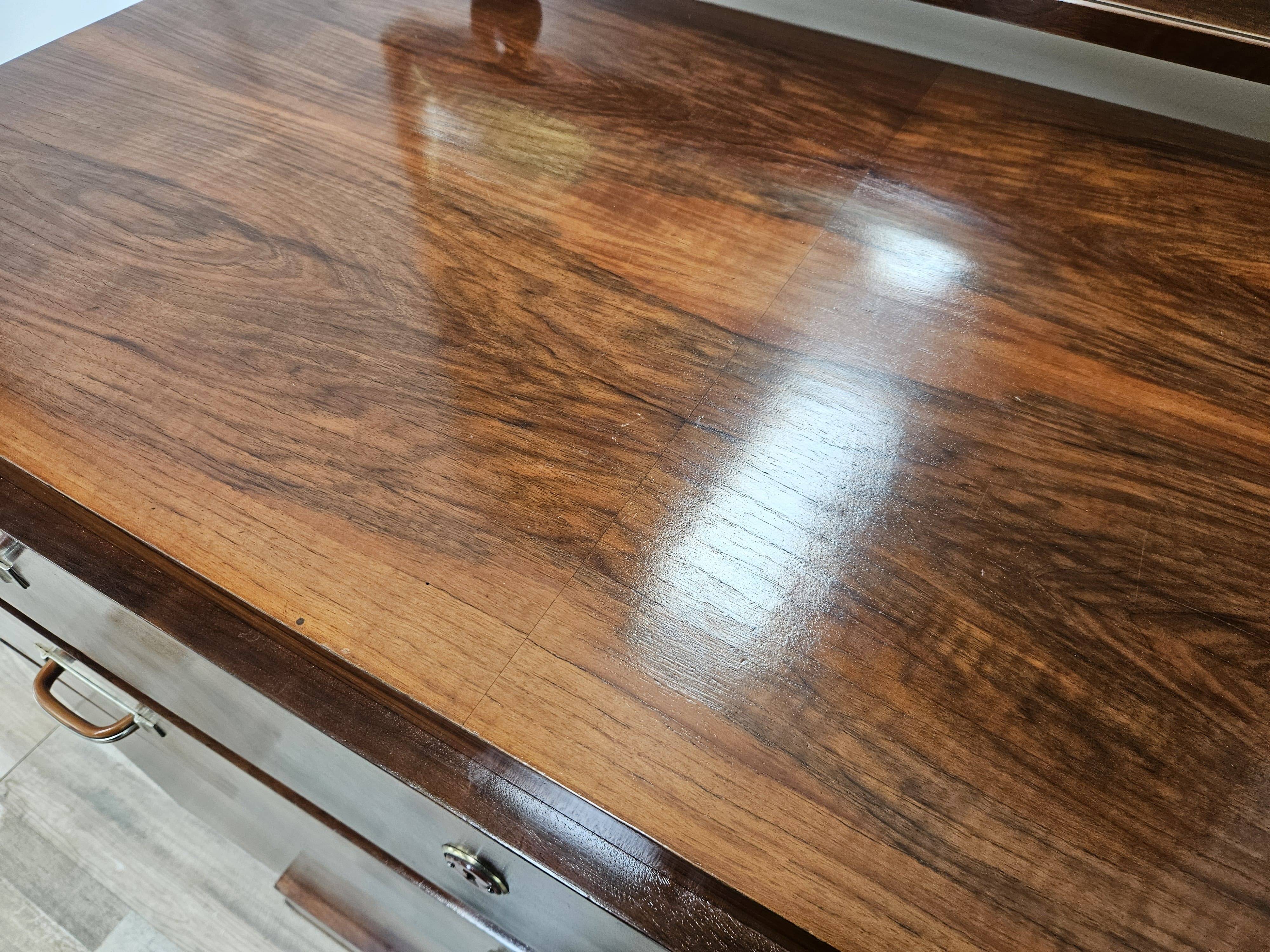 Exclusive 1940s Art Decò sideboard in walnut burl with mirror