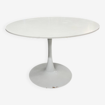 Round table with tulip leg