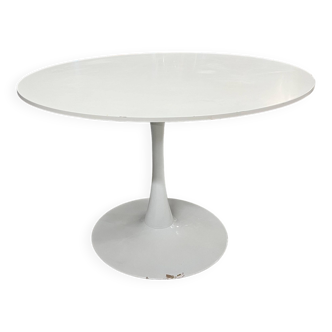 Table ronde avec pied tulipe