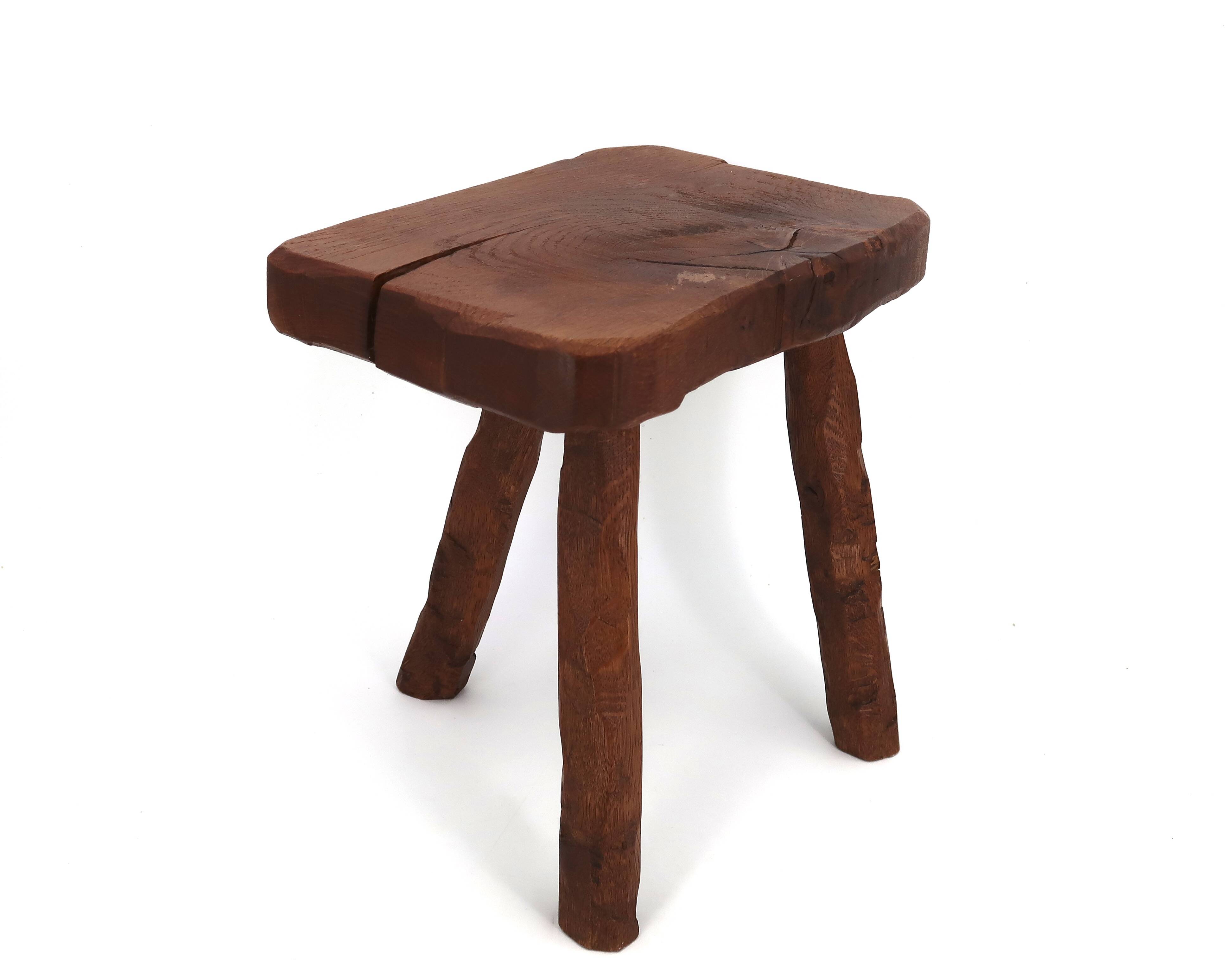 Brutalist tripod stool in wood, 1950s mountain folk art.