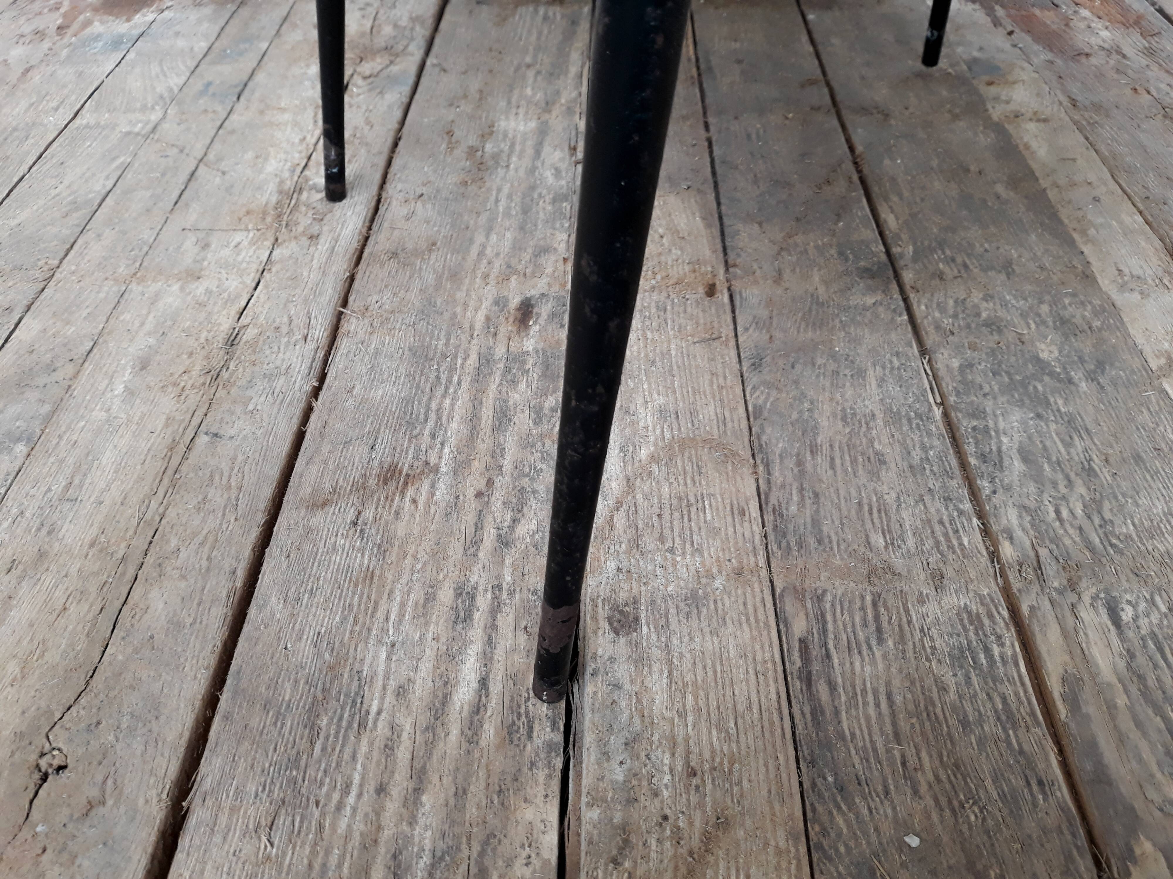 Fauteuil vintage en skaï et pieds métal