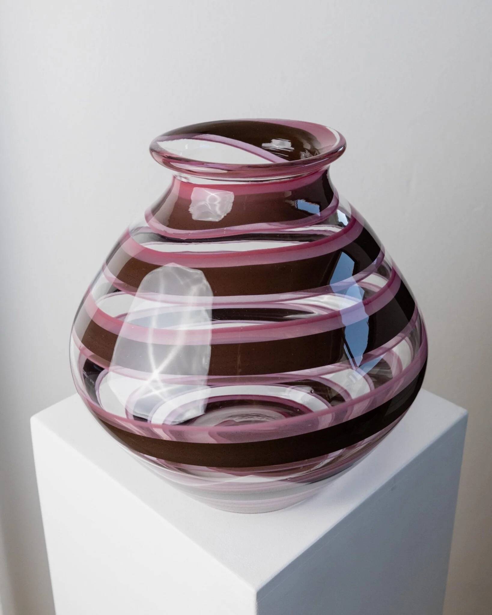 Vase en verre Murano XXL en verre clair avec des rayures violettes, verre d'art italien des années 1970.