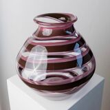 Vase en verre Murano XXL en verre clair avec des rayures violettes, verre d'art italien des années 1970.