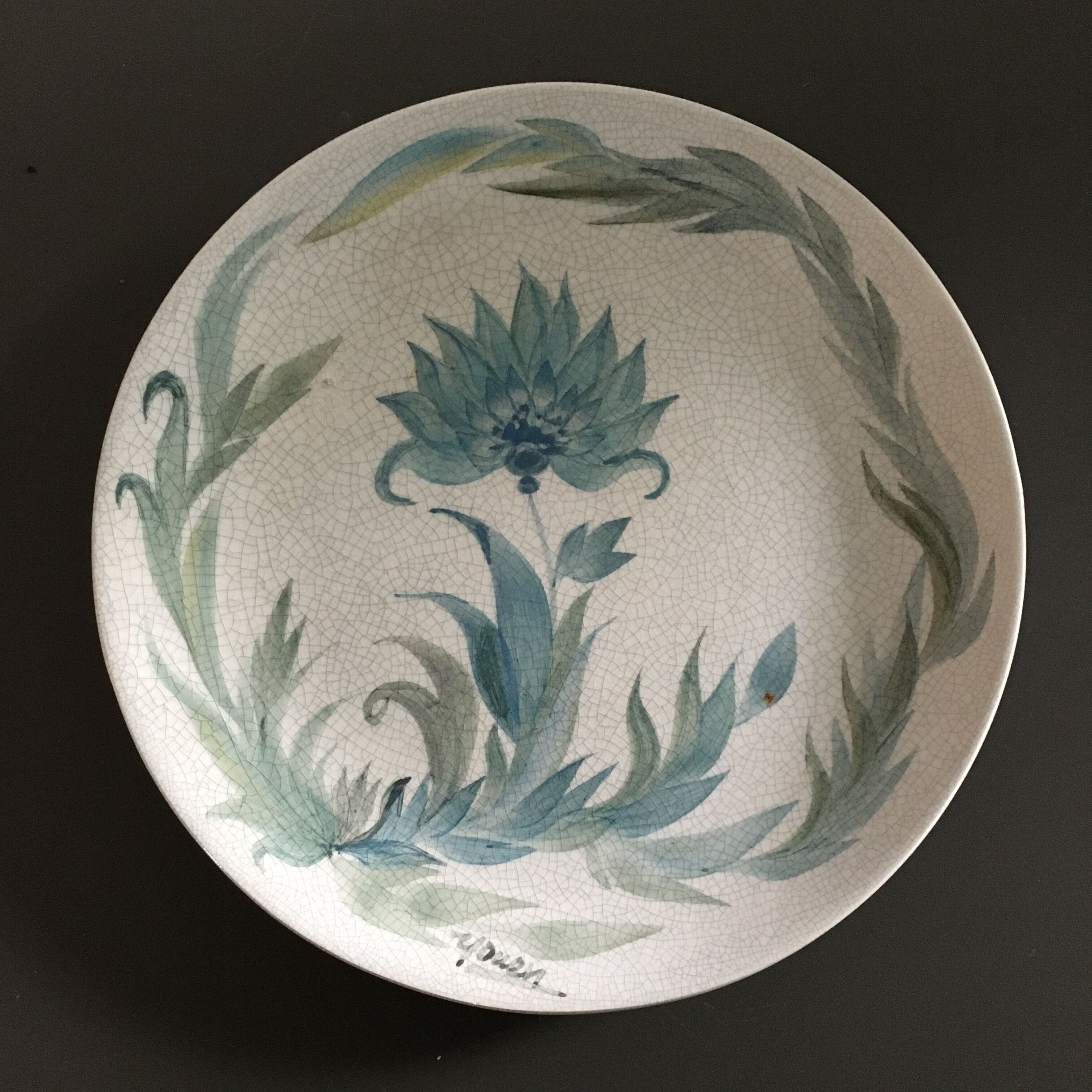 Assiette décor floral signé