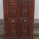 Armoire ancienne en bois avec poignées céramique