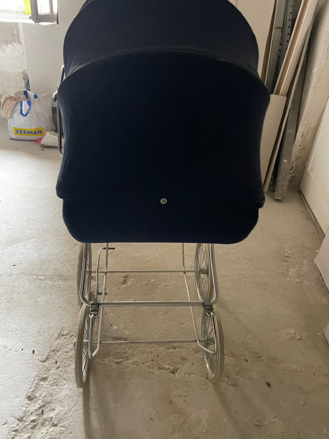 Vintage stroller/pram