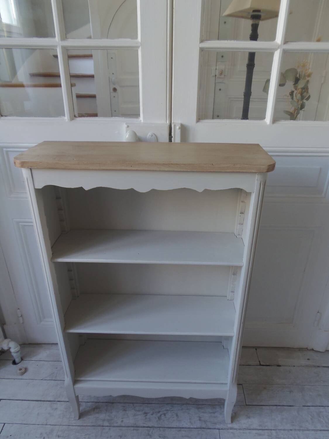 Small bookcase, 2 adjustable pearl gray patinated shelves, wooden top