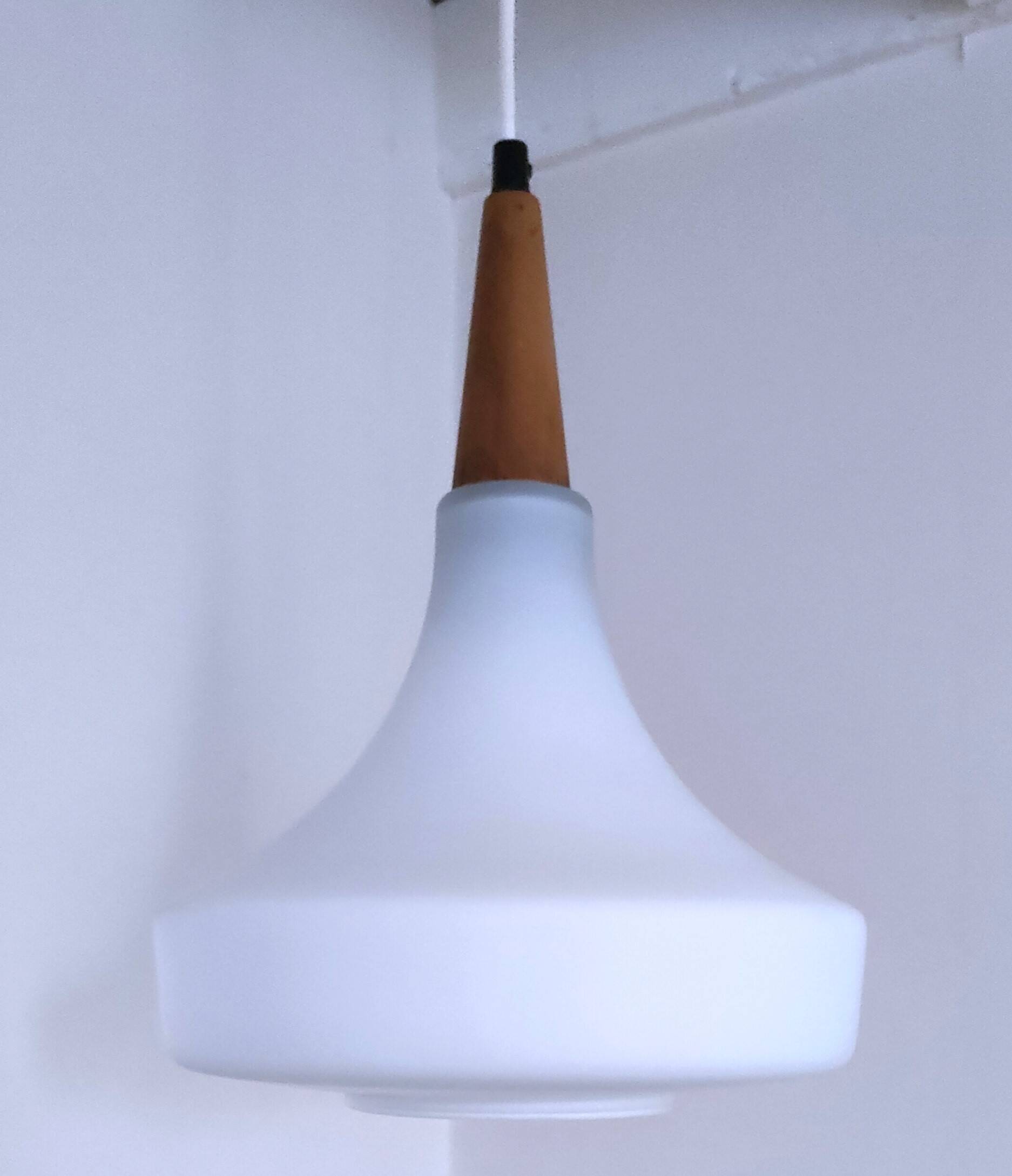 Suspension verre opalin et bois design années 70