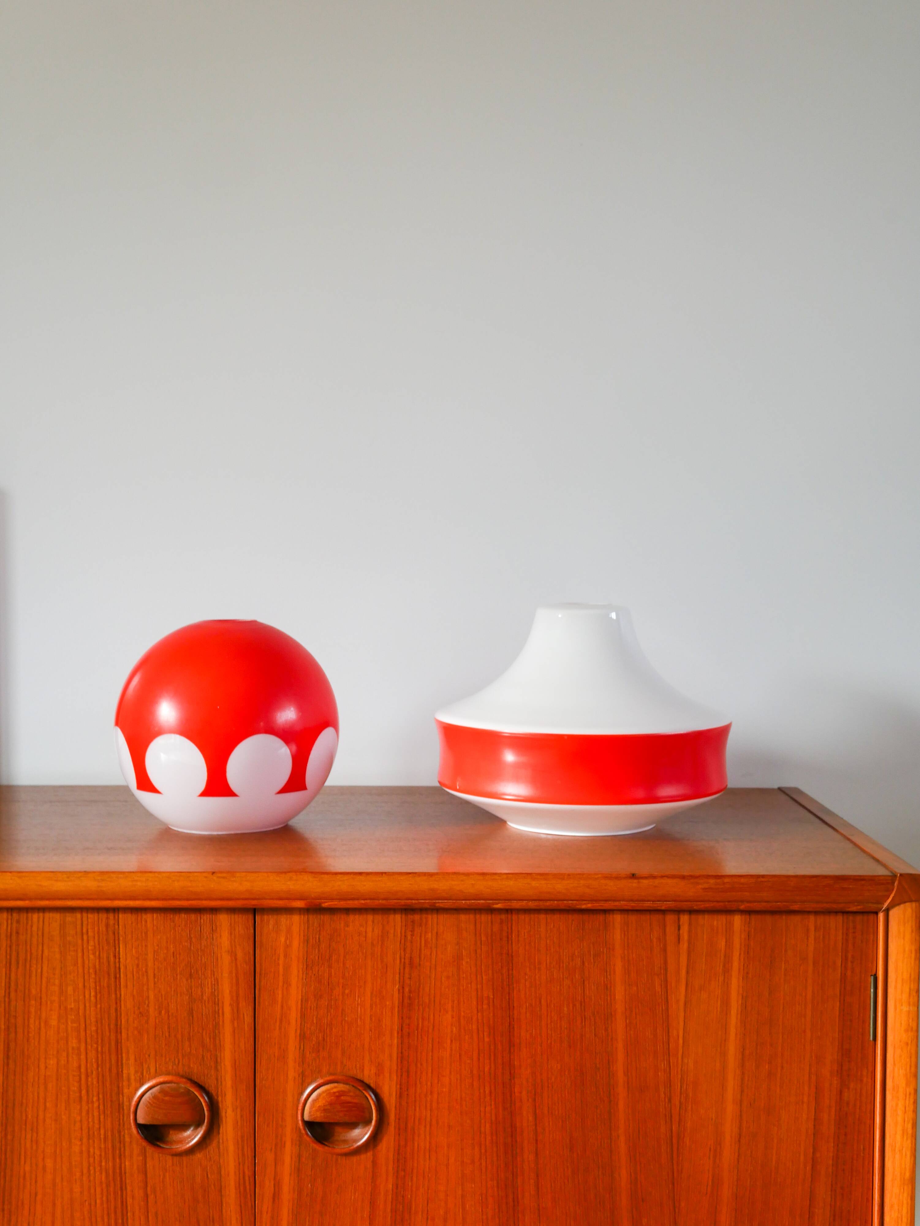 Suspension en opaline bicolore orange / rouge et blanc Design 1970