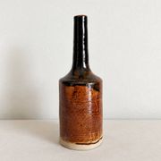 Vase soliflore en grès vernissé marron et noir, poterie faite main ancienne
