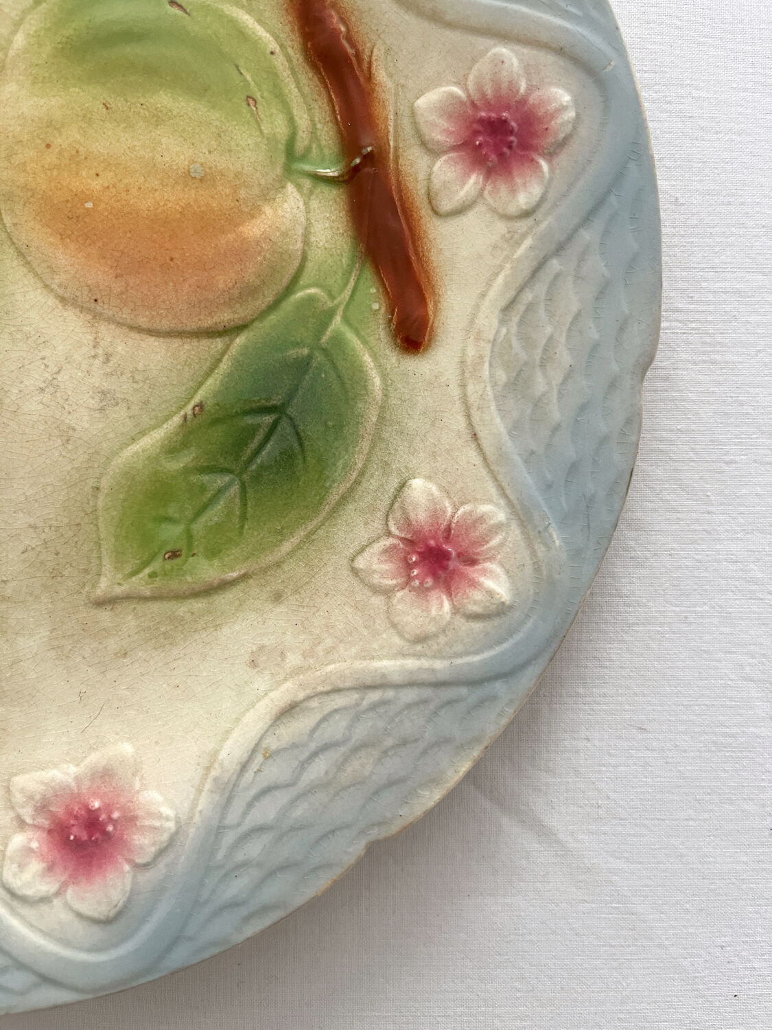 Assiette ancienne en barbotine pomme poire