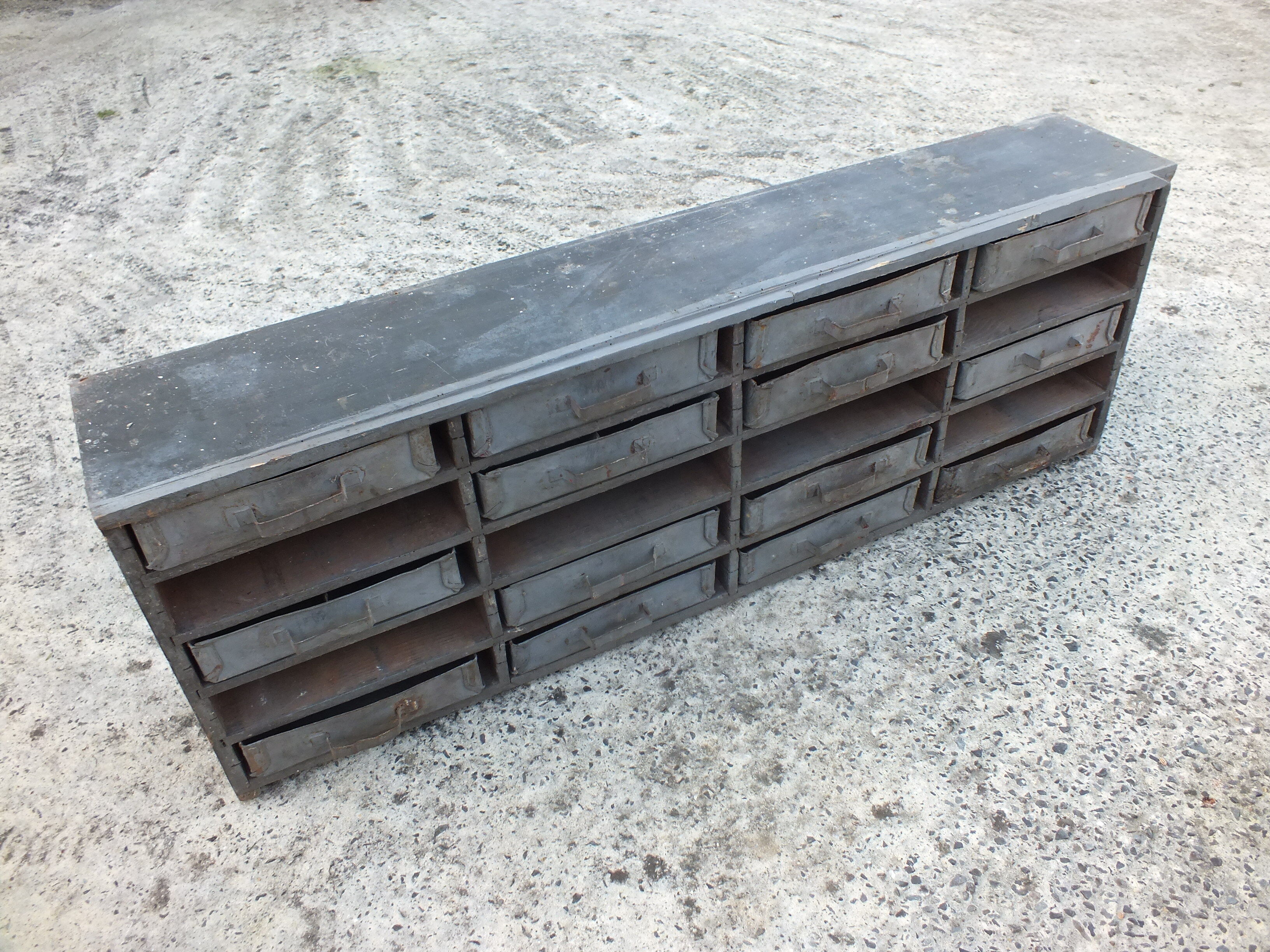 Garage or workshop furniture with drawers in cans