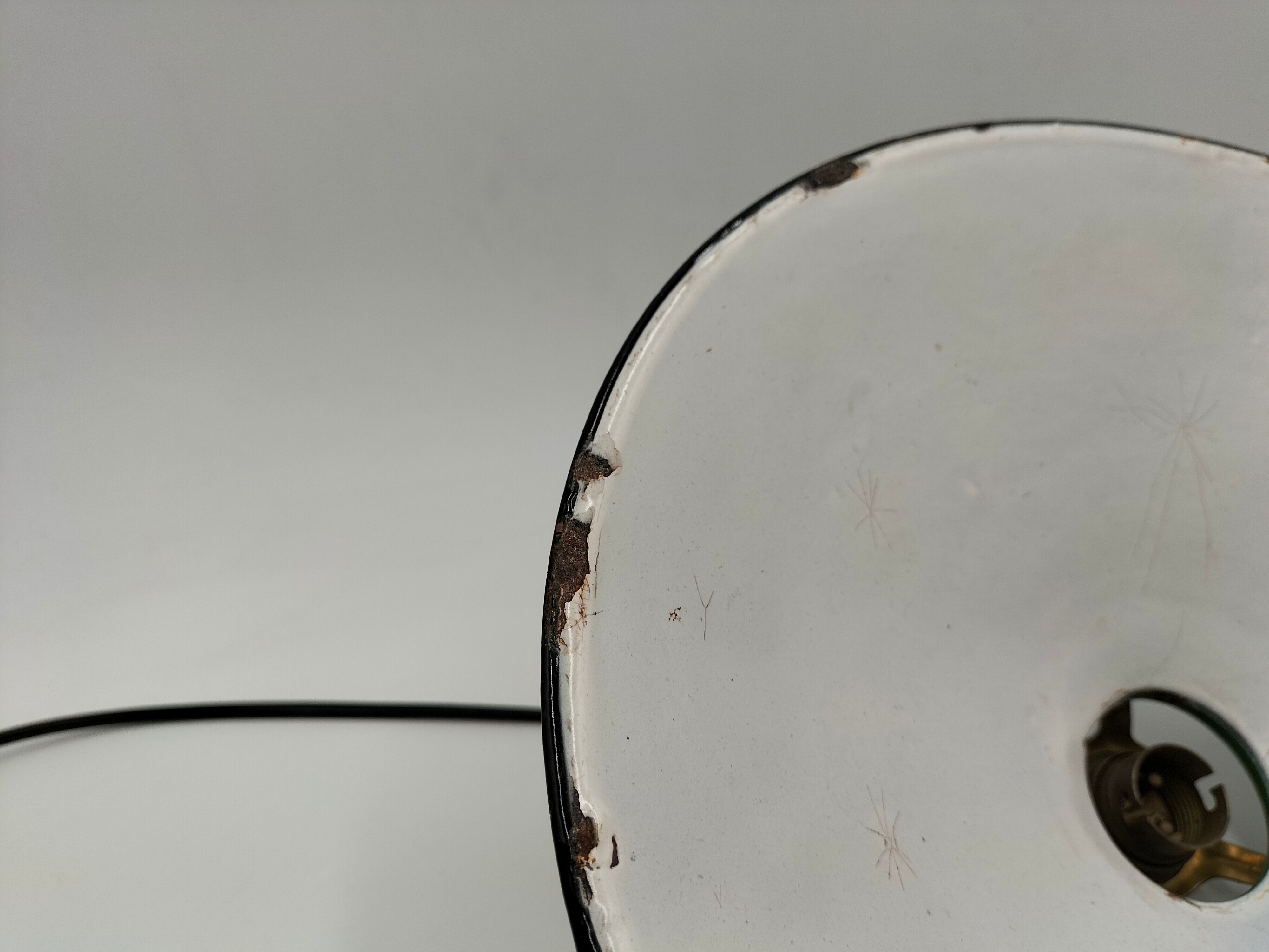 Enamelled sheet metal suspension