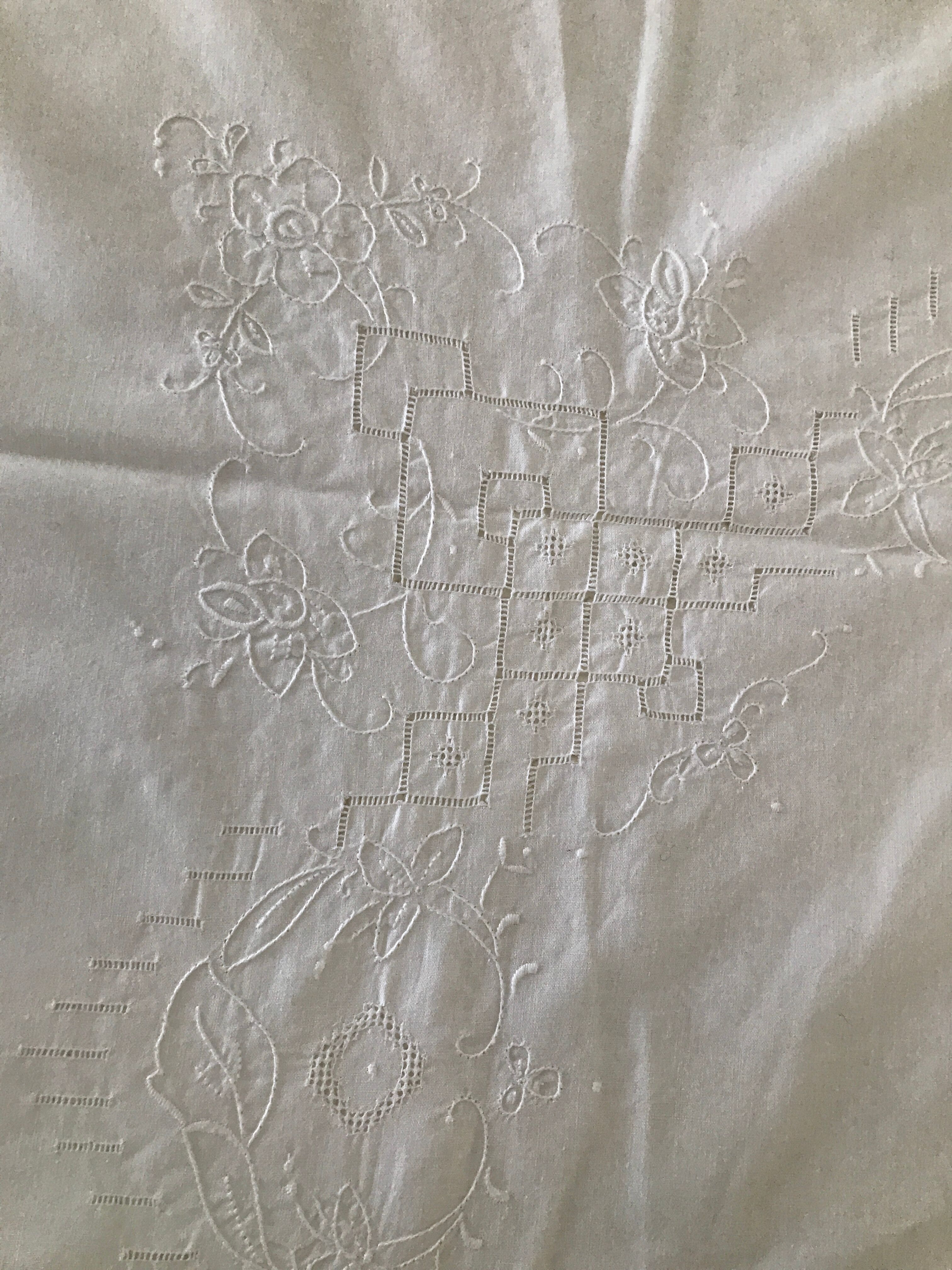 Nappe and 12 vintage embroidered towel