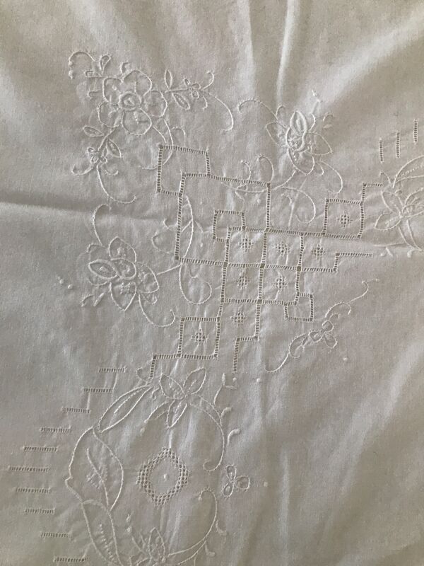 Nappe et 12 serviette brodés vintage