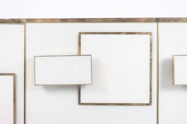 Enfilade géométrique en verre et laiton doré. Travail italien contemporain.