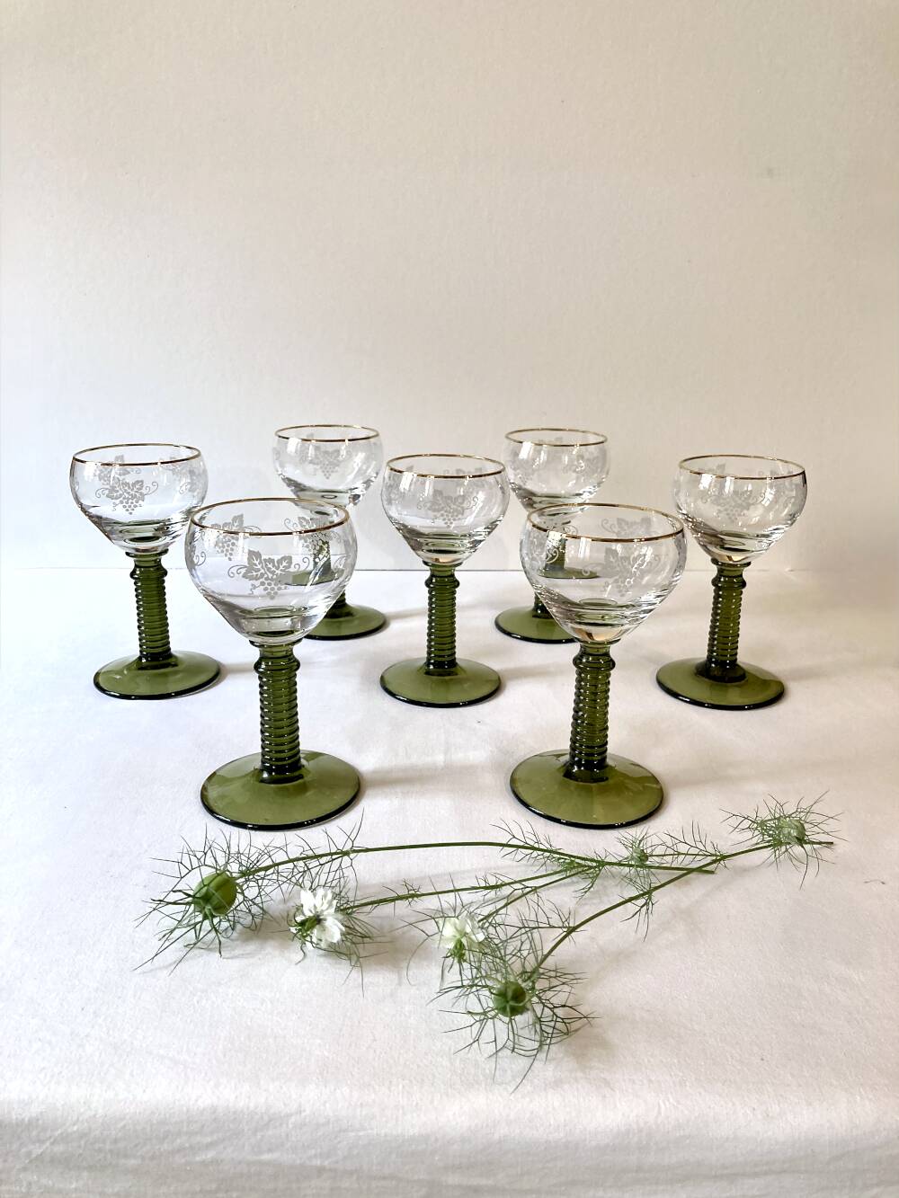 7 verres à vin d'Alsace Roemer, pieds gradins vert mousse et liseré doré