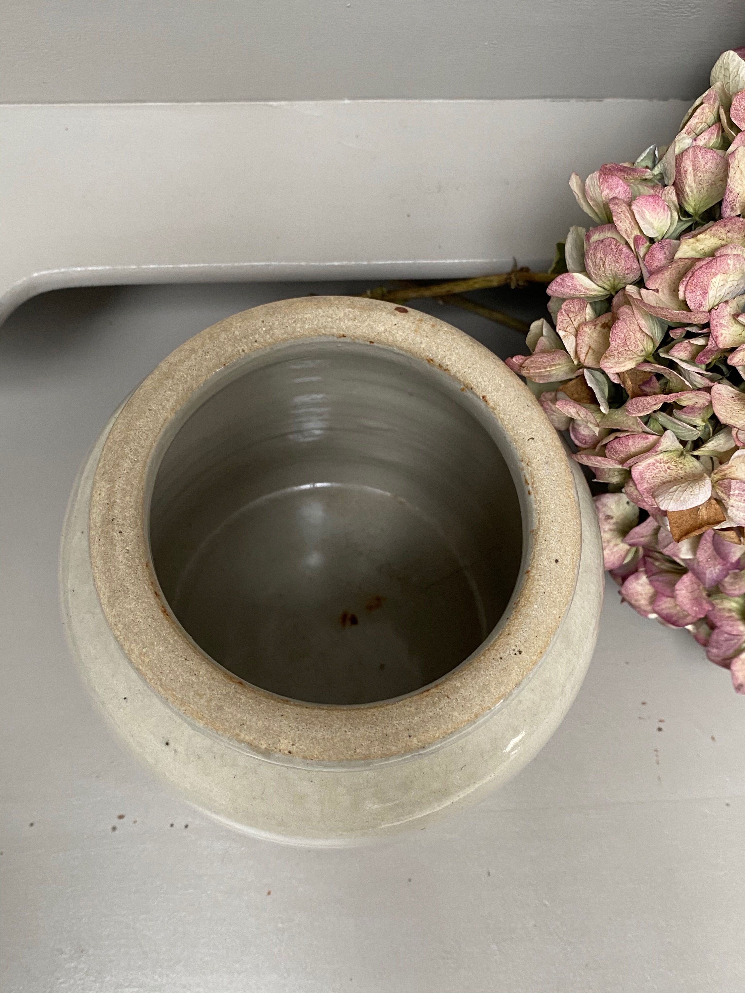 Large varnished earth jar