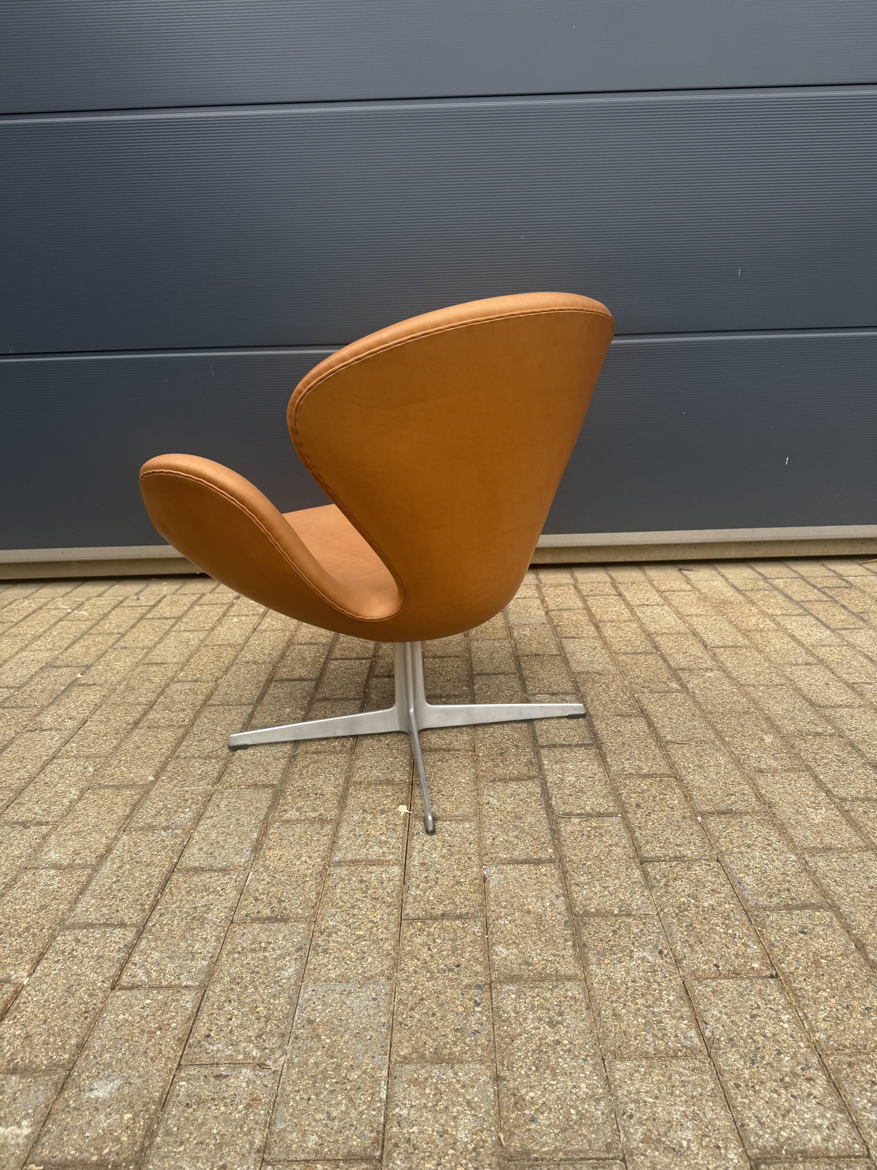 Fritz Hansen Swan Chair 05-‘67 Cognac Camel leather AS NEW
