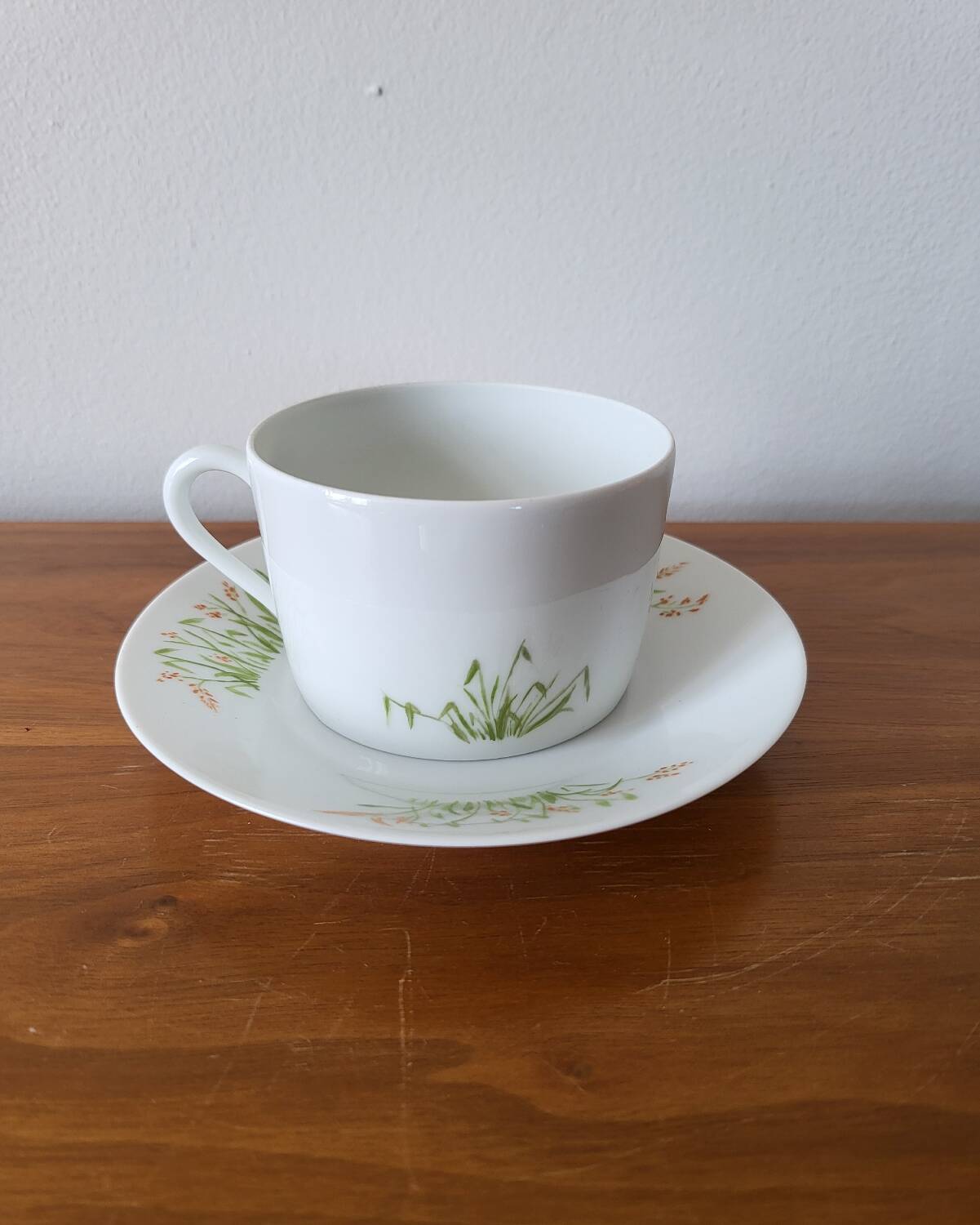 Tea cup and saucer in Limoges porcelain, Edith du Tertre design.