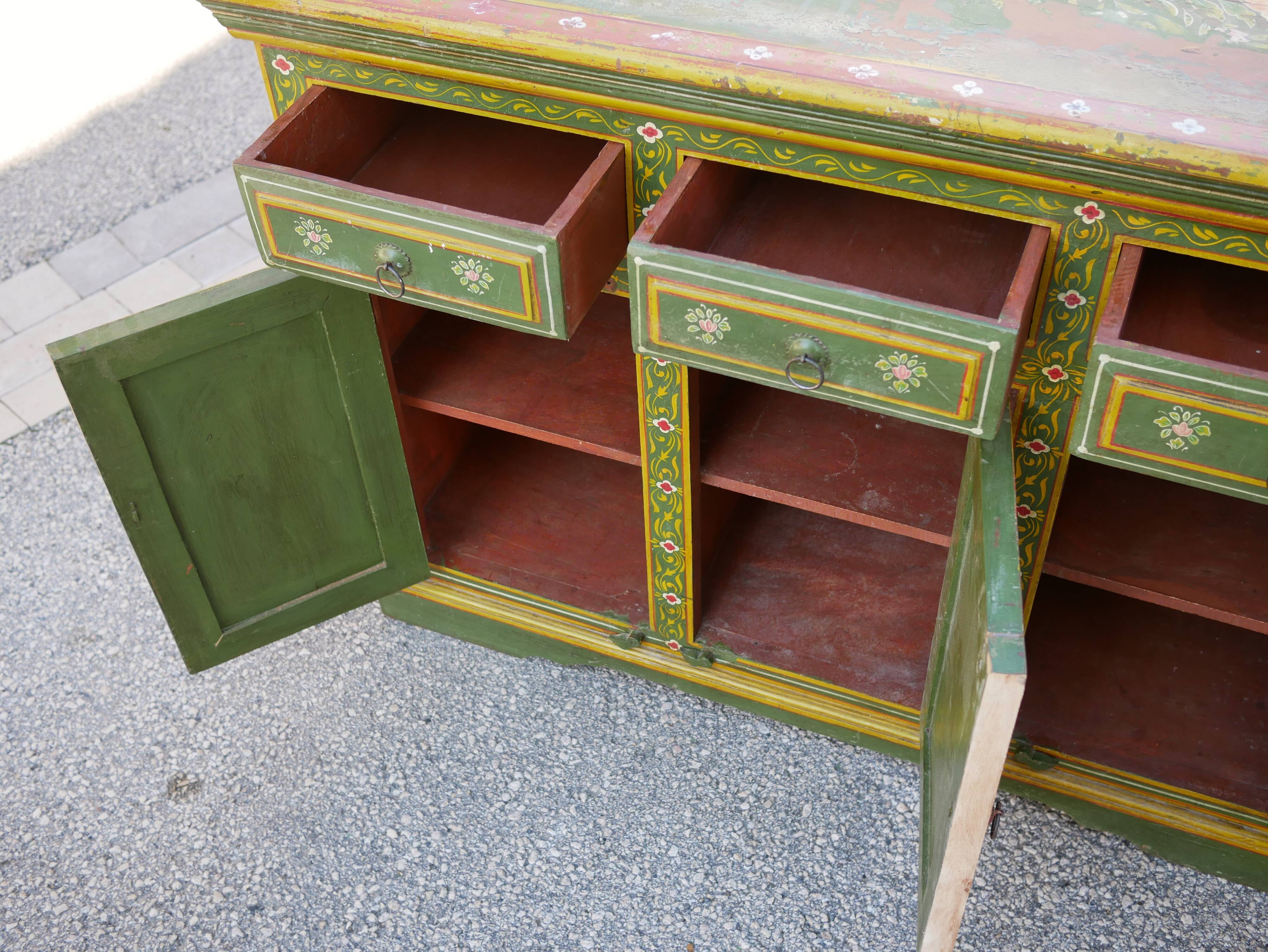 Buffet vintage peint à la main