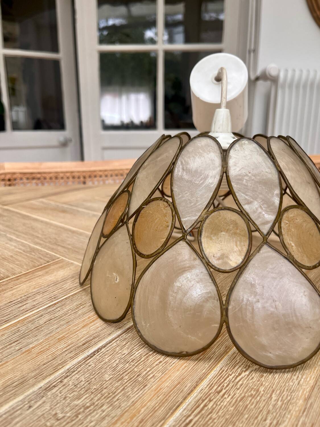 Beige mother-of-pearl "Petals" pendant