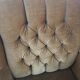Paire de fauteuils en velours capitonnés